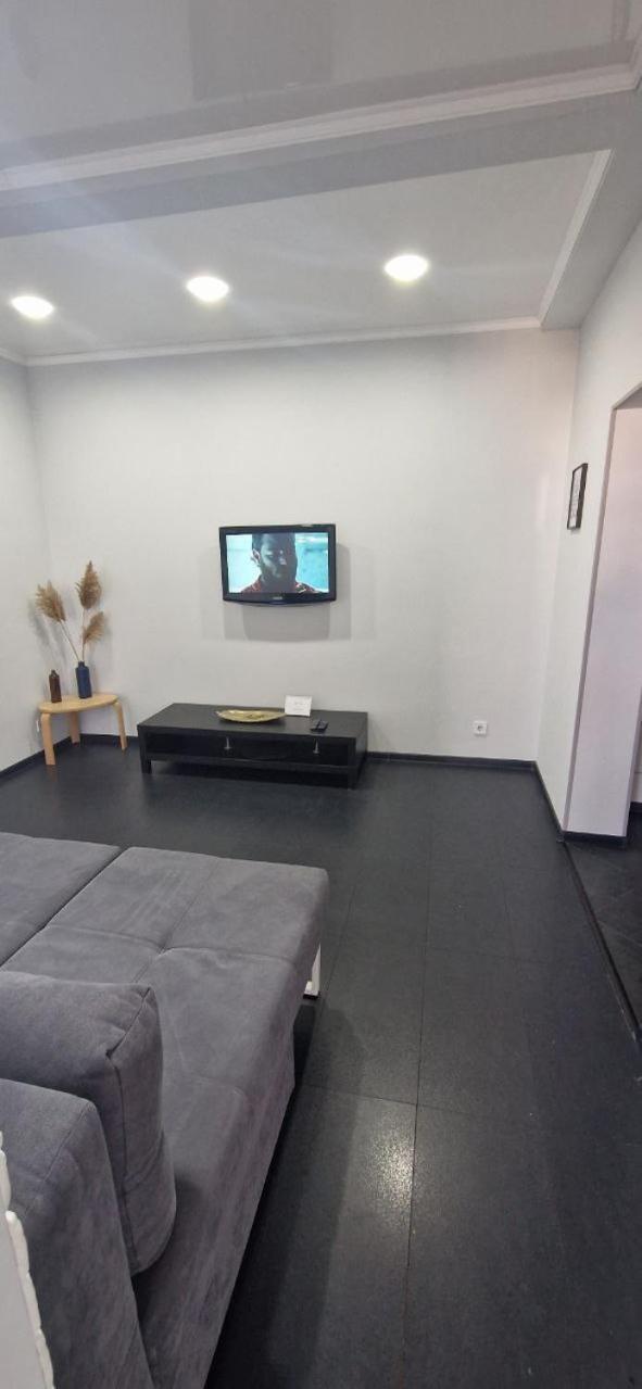 Modern Apartment In The Center Of Town 키시나우 외부 사진